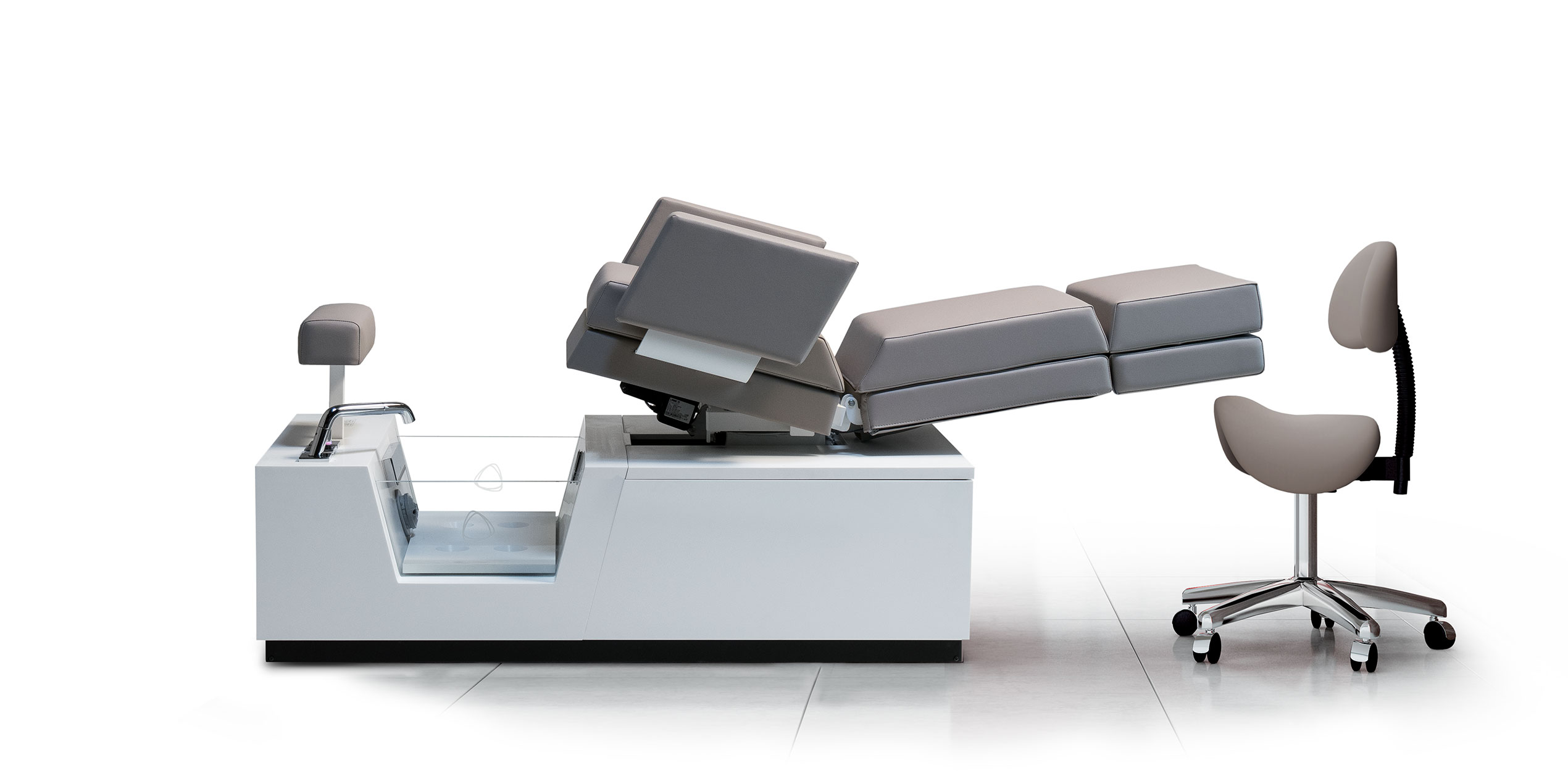 Gharieni luxury spa treatment table and ergonomic chair setup.