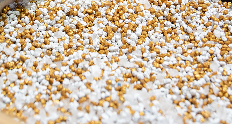 Luxurious gold and white spa stones for premium Gharieni treatment tables.